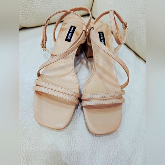 Nine West Beige Tan Strappy Sandals Wide Heel Size 8 - Picture 6 of 9